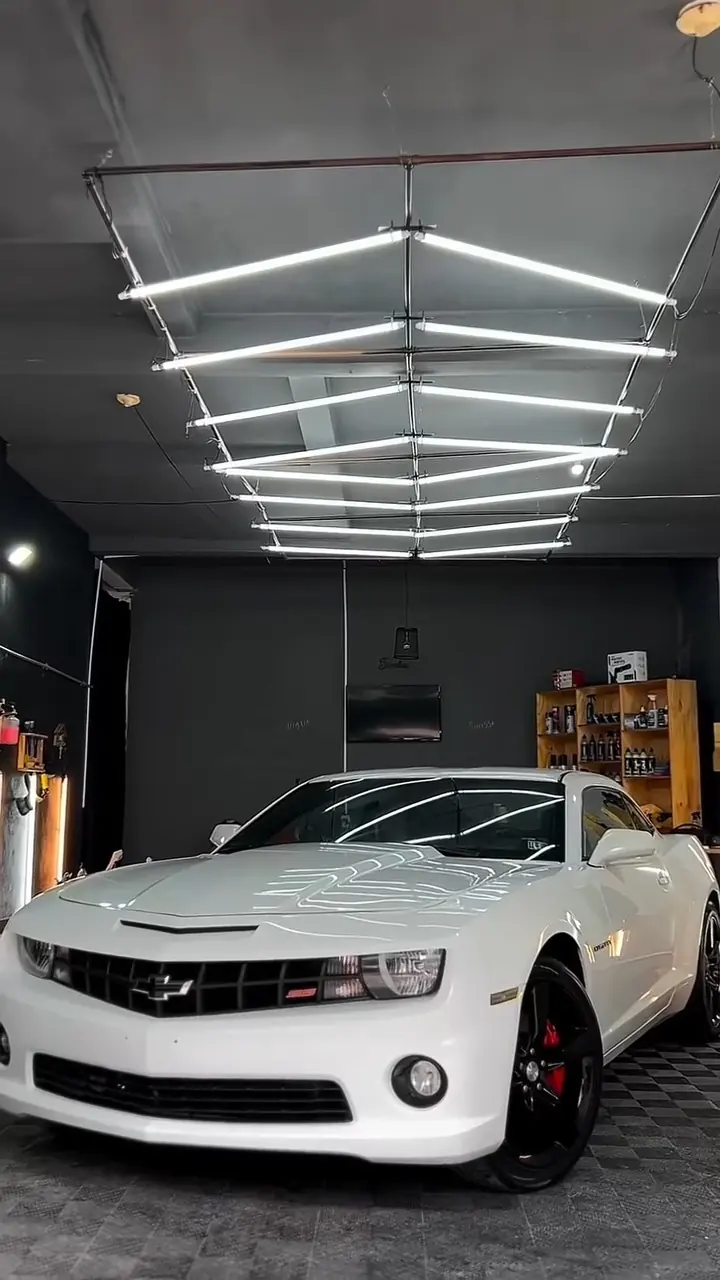Chevrolet Camaro branco sob o teto de LED do estúdio da Oliveira