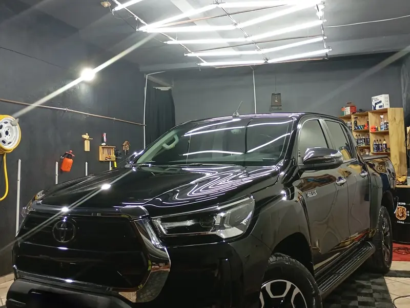 Toyota Hilux preta no estúdio da Oliveira