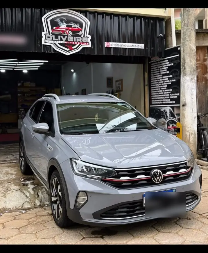 Fachada da Oliveira Estética Automotiva com o letreiro e um carro na entrada