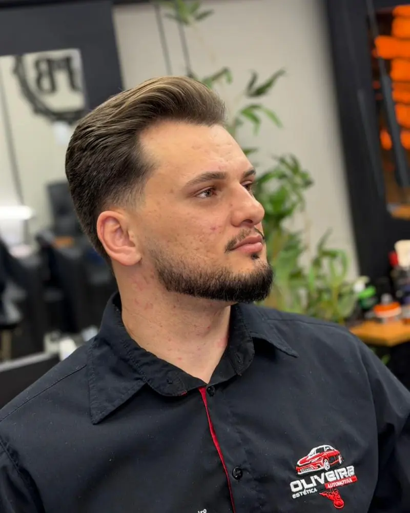 Retrato do Gilberto com a camisa da Oliveira Estética Automotiva