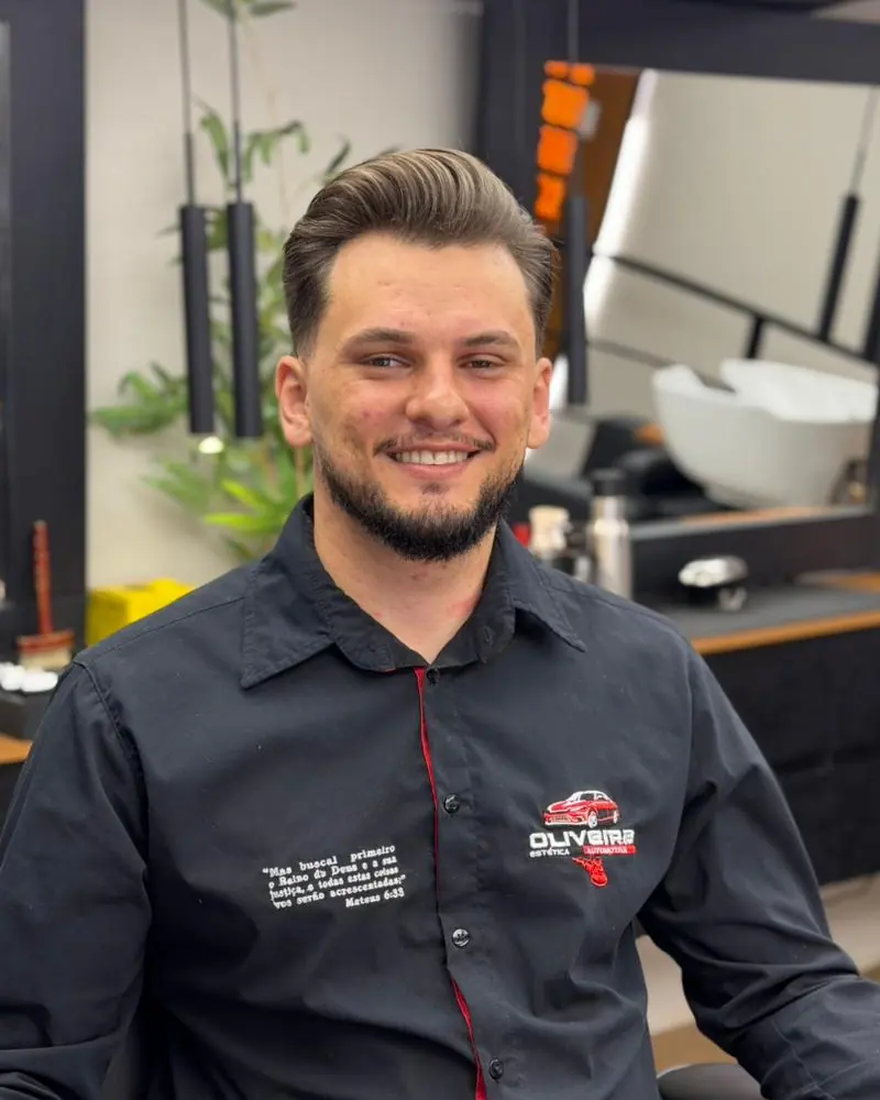 Gilberto sorrindo, com a camisa preta da Oliveira Estética Automotiva